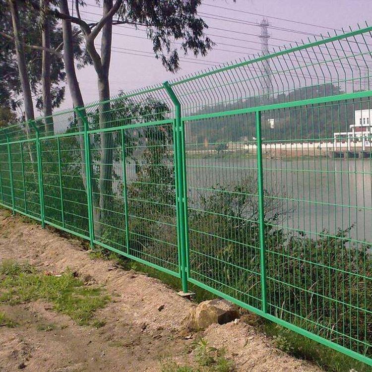 扁铁框架护栏网 道路公路围网定制 德兰防攀爬护栏网安装规范