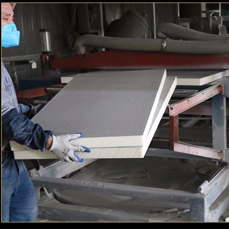 河北文昌 聚氨酯复合板生产厂家  品质保证 欢迎咨询  聚氨酯复合板材   聚氨酯复合板施工图片