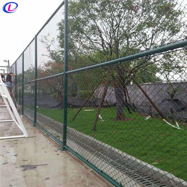 德兰品质供应球场护栏 学校篮球场护栏网 低碳钢丝勾花护栏