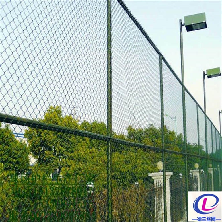 德兰篮球场围网现货，绿色体育场勾花防护网，封闭式运动场浸塑围栏