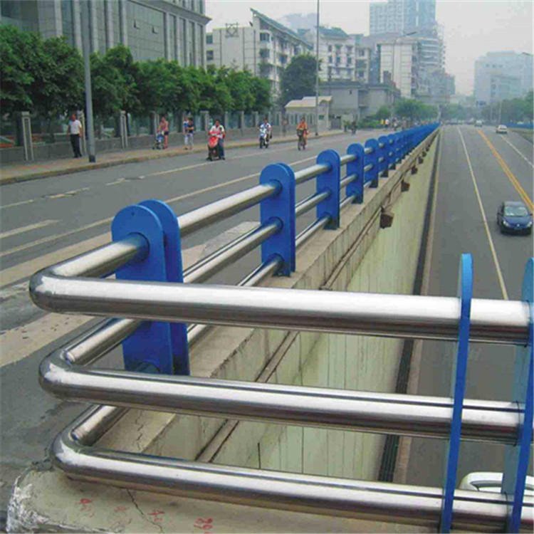 碳钢不锈钢复合管 隔离护栏 河道景观防撞栏杆 镀锌管桥梁定制图片