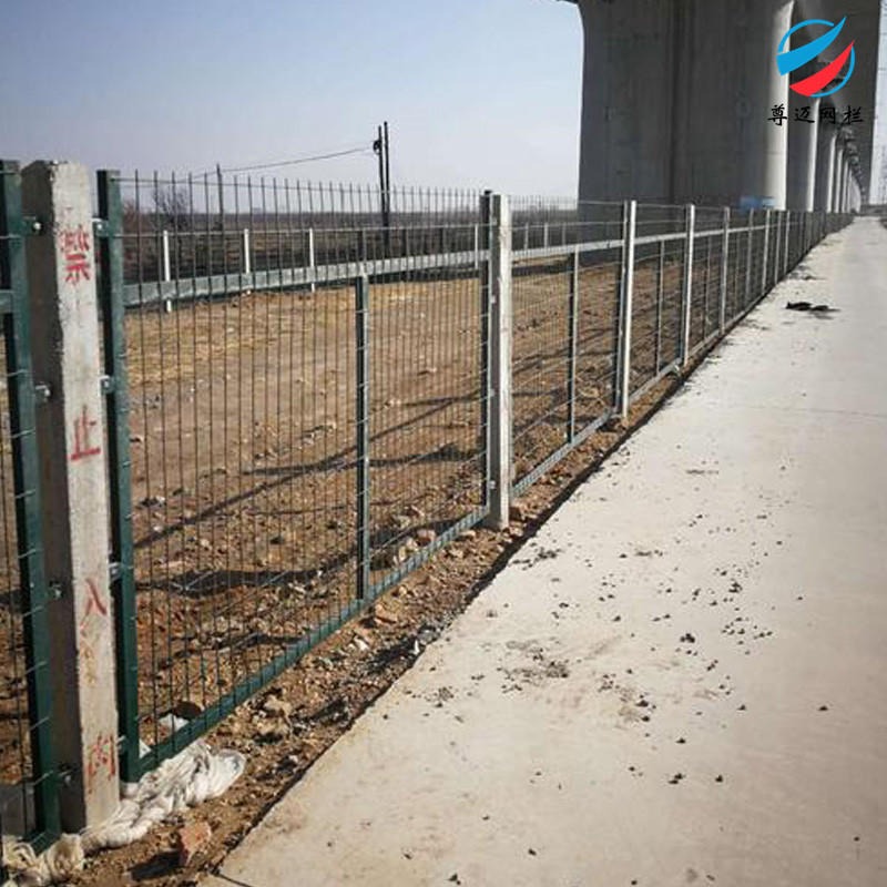 尊迈厂家供应框架护栏网 铁路护栏高速路包塑扁铁框架丝网 湖南防护隔离网