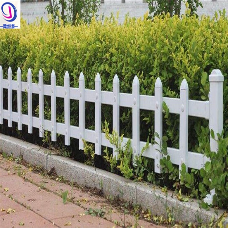 厂家批发 PVC草坪护栏 白色塑钢草坪护栏 德兰塑料绿化带草坪围栏