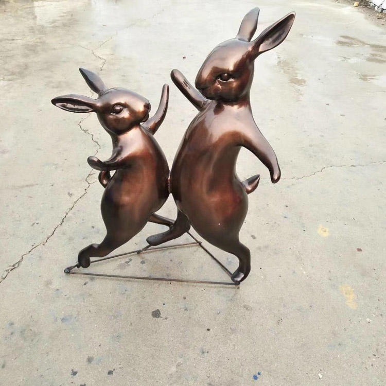 佰盛 仿铜动物雕塑模型 跳舞兔子雕塑摆件 拉手兔子雕塑定做 铸铜兔子雕塑厂家