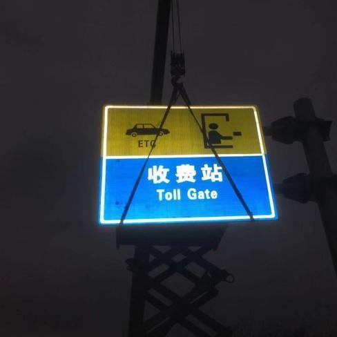 定制公路指示牌立杆乐陵交通标志杆加工,山东禹城F型单悬臂式标志杆图片