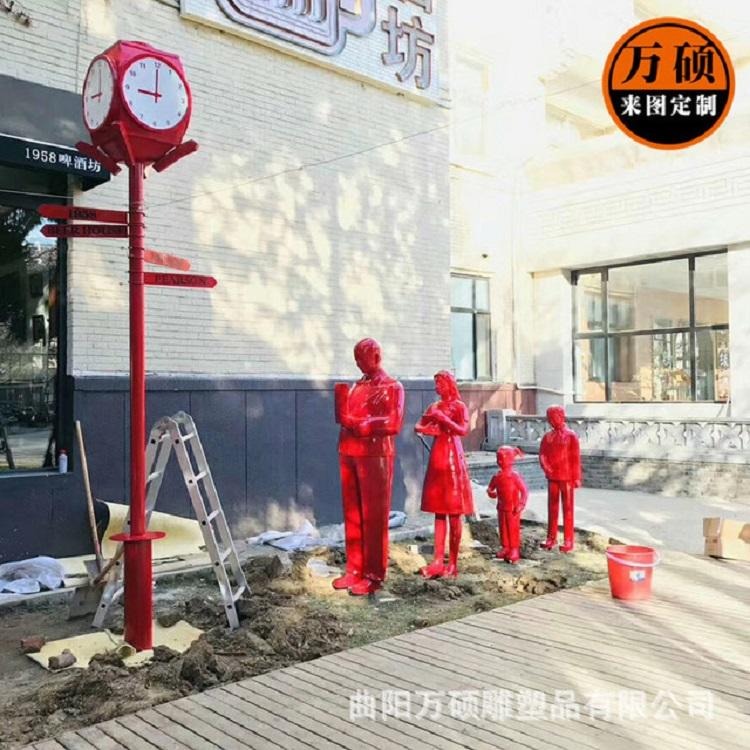 上海玻璃钢雕塑 商业街购物中心小品装饰 等候时钟人物雕塑 商业美陈玻璃钢 万硕图片