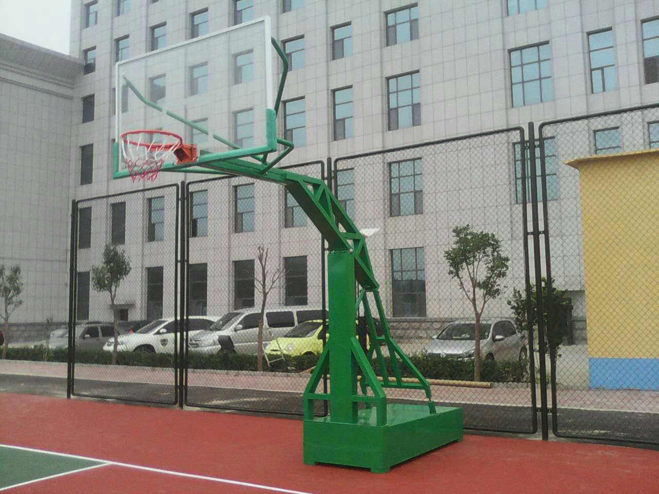 邯郸配安全防爆钢化玻璃篮球板仿液压篮球架技术先进