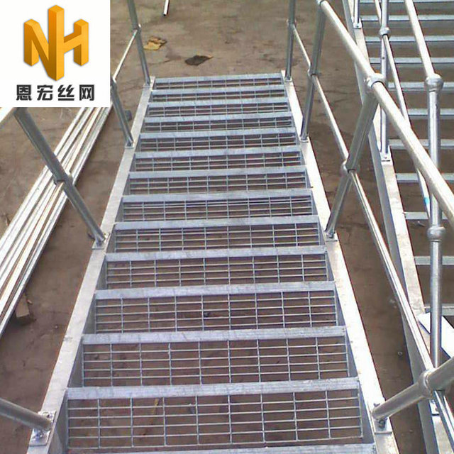 德惠市 楼梯用钢格栅板 恩宏厂家 防滑镀锌踏步板 平台钢格栅踏板