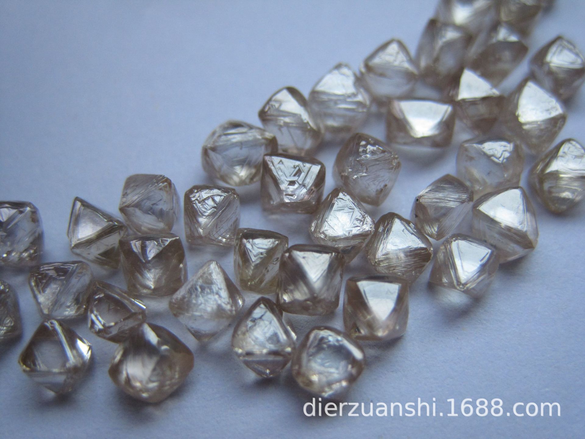 200面体切割钻石(钻石切割57个面的叫法)