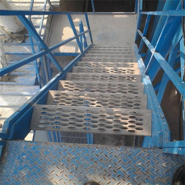 冲孔板防滑板  北京鳄鱼嘴防护板 上海车间楼梯踏步板示例图9