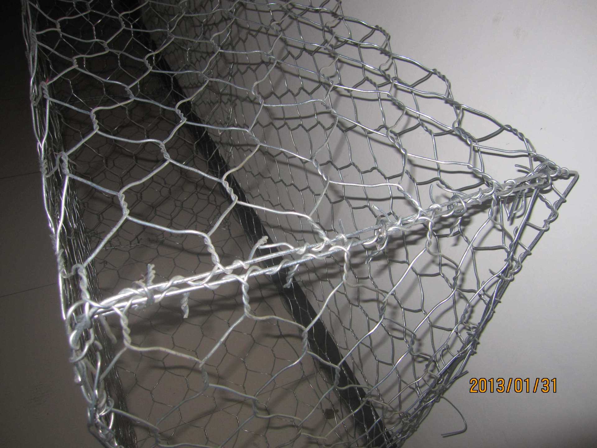 包塑石笼网经久耐用 包塑六角网量大从优  河道防护包塑格宾石笼示例图5