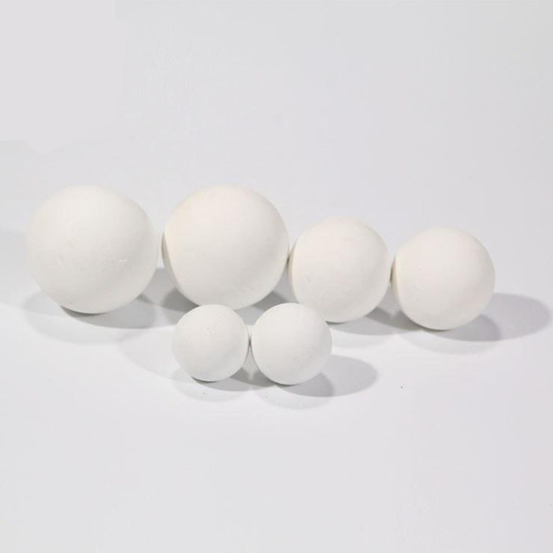 厂家生产各类陶瓷球，耐磨性好，光滑度高
