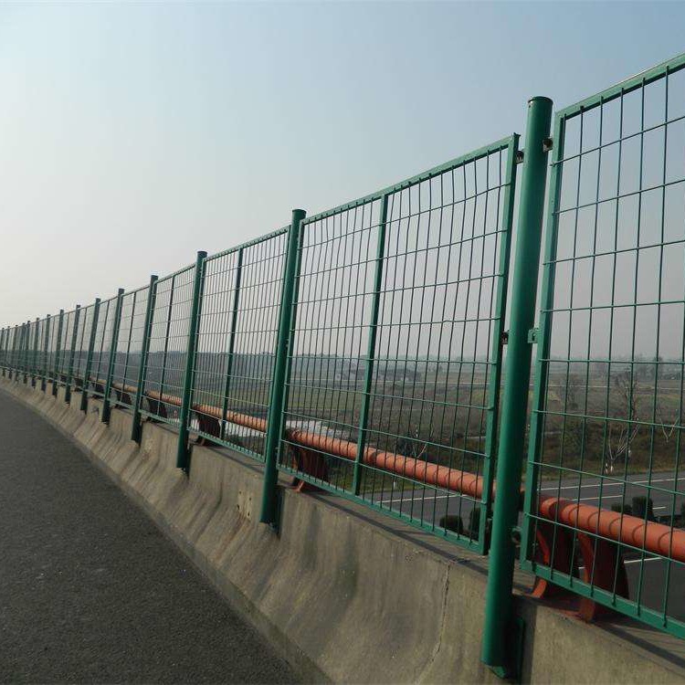 铁路专用框架防护网车间隔离网养殖围栏网球场铁丝防护栏网可定制图片