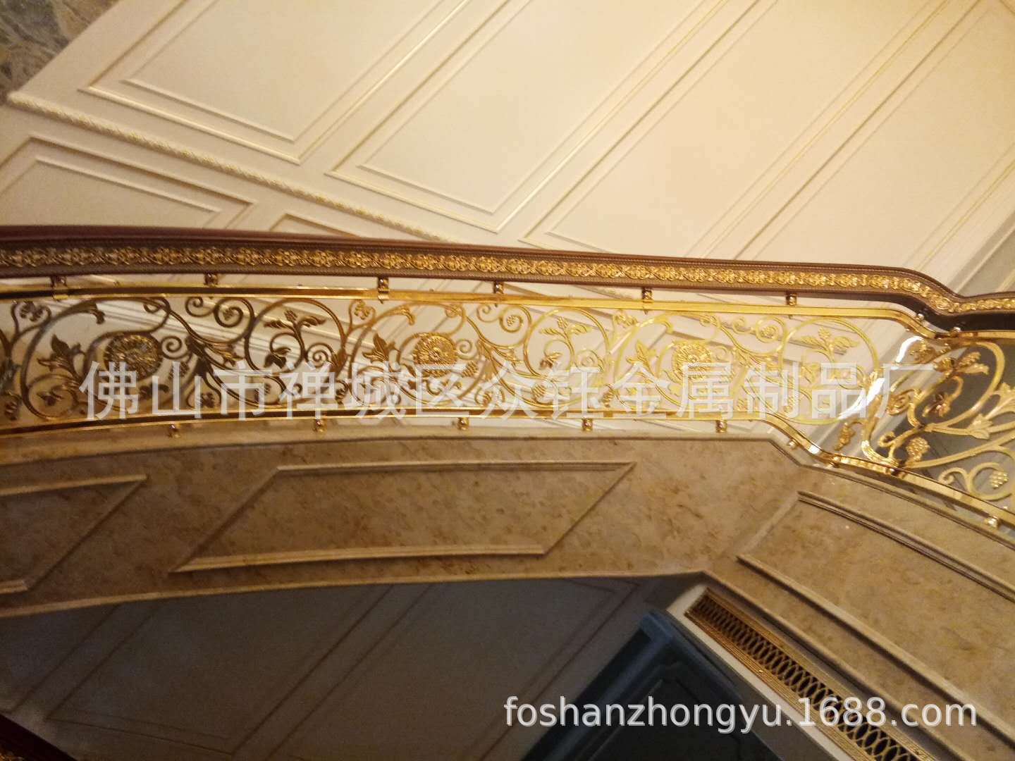 厂家直销 酒店大堂铝雕楼梯护栏 旋转雕花金色护栏 高大上示例图7