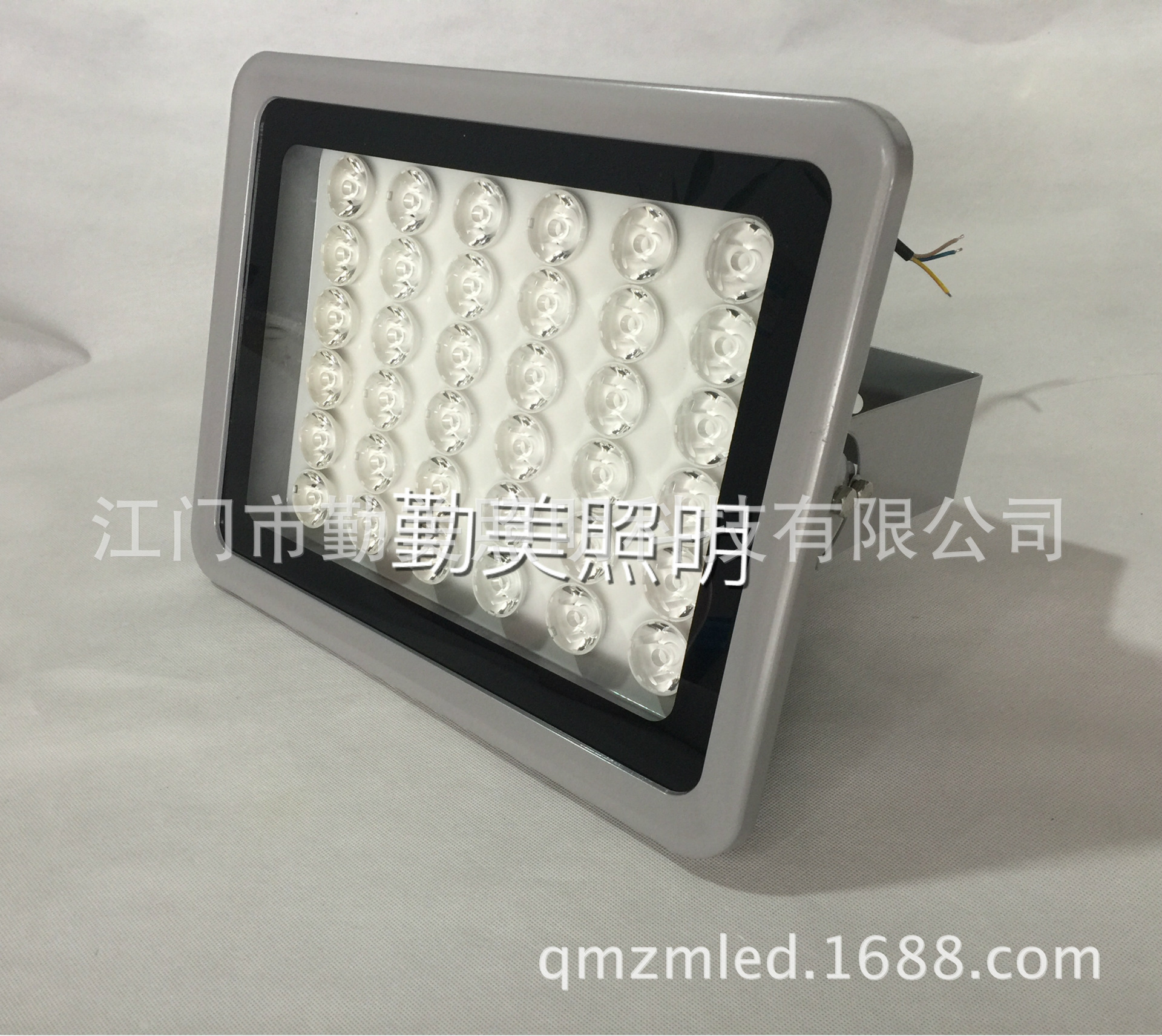 供应可照射200米的LED投光灯/3度窄光束角150W聚光投光灯示例图3