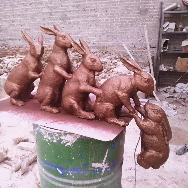 佰盛 仿铜小兔子雕塑 仿真兔子摆件 户外小区庭院草坪雕塑图片