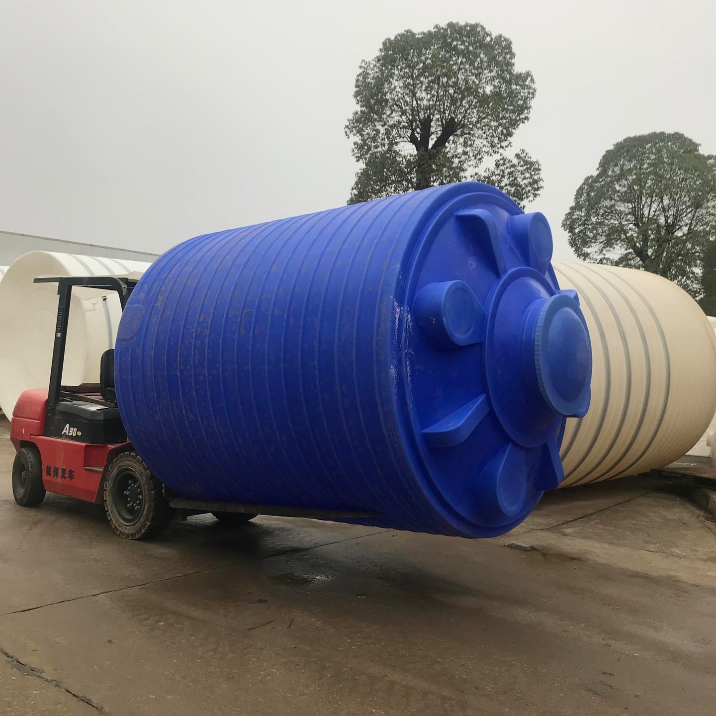湖北谷城塑料水桶25吨装水 PE大罐子直销 耐酸碱加厚储罐图片