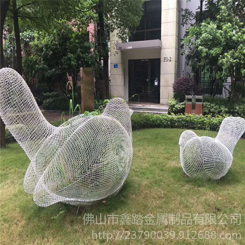 重庆小区售楼部 草坪装饰 喷漆不锈钢编织鸟雕塑安装实物效果图