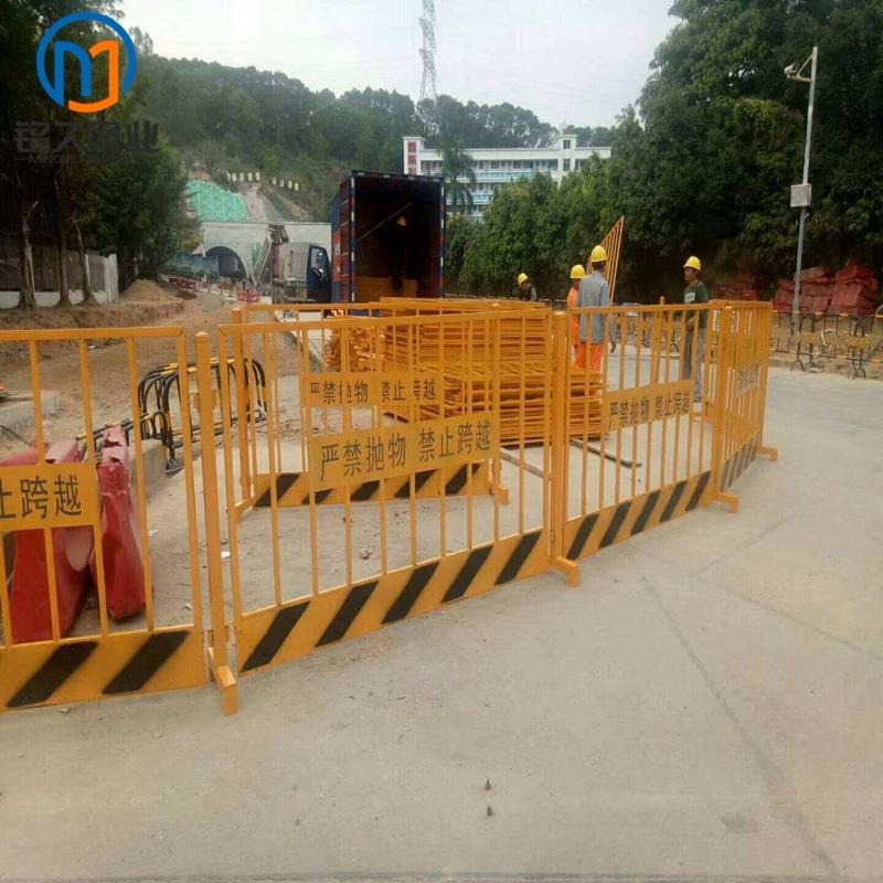 建筑工地道路施工基坑防护栏网 可移动临时安全隔离基坑护栏网铭久现货可定制