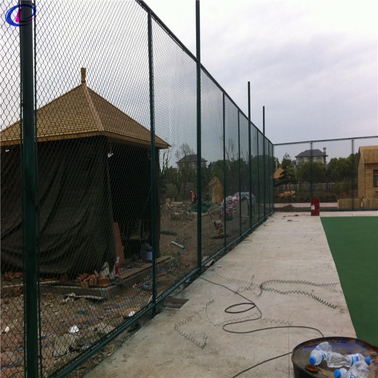 优质供应德兰球场护栏网 操场体育场围网 浸塑铁丝网球场护栏