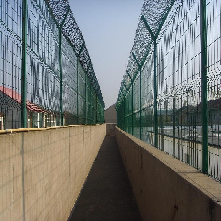 机场监狱隔离护栏网 厂家供应刀片刺丝滚笼钢板网护栏网 德兰菱形刀片刺网图片