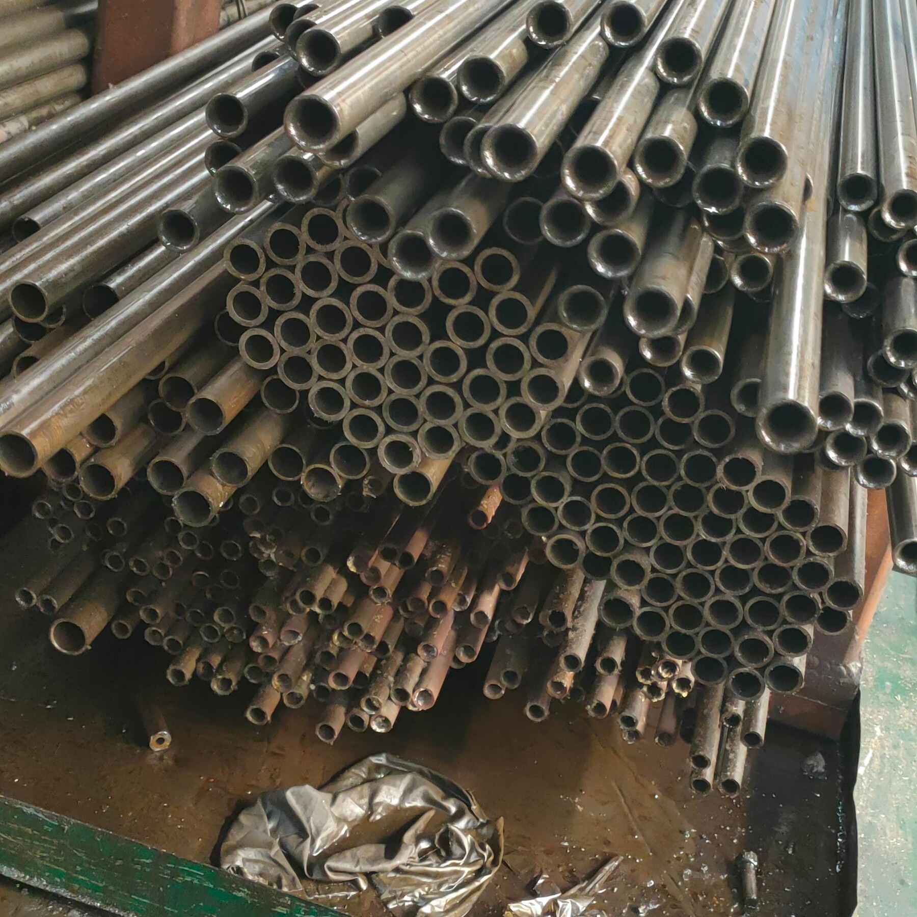 生产毛细钢管厂家　制做毛细异型钢管厂家　高精度异型钢管厂家　高精度异型无缝钢管价格　异型毛细无缝钢管规格图片