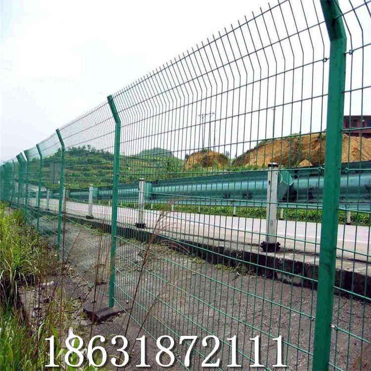 龙润厂家现货低碳钢丝双边丝护栏网 公路隔离防护浸塑双边丝护栏网