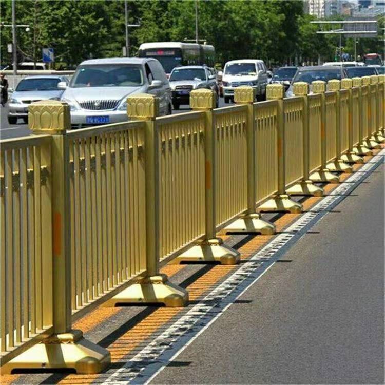 城市道路黄金色护栏 定制各种款式道路护栏 马路隔离栏杆 陕西方元浩宇