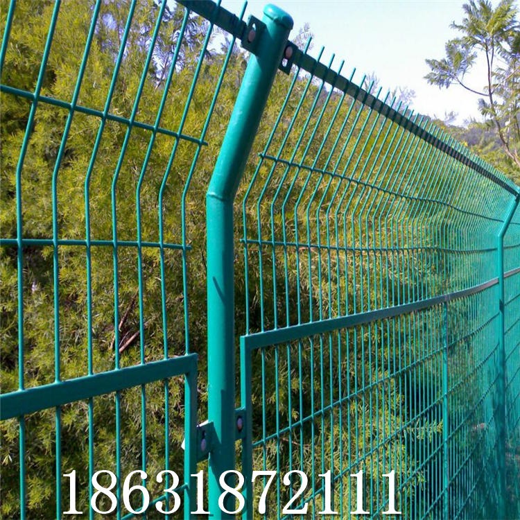 龙润光伏电站双边丝护栏网 圈山围栏 圈地绿色铁丝网 厂家直销图片