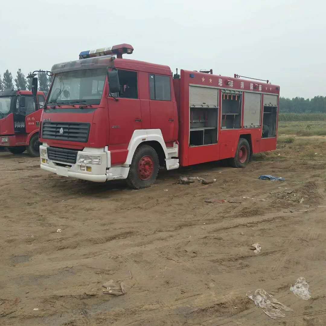 二手消防车的价格  部队正规退役消防车 12吨水罐消防车图片
