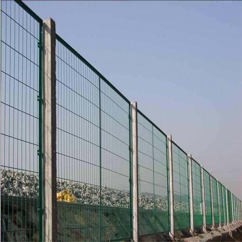 德兰现货1.8米高护栏网 3米长浸塑框架护栏网 低碳钢丝高速公路护栏网量大从优