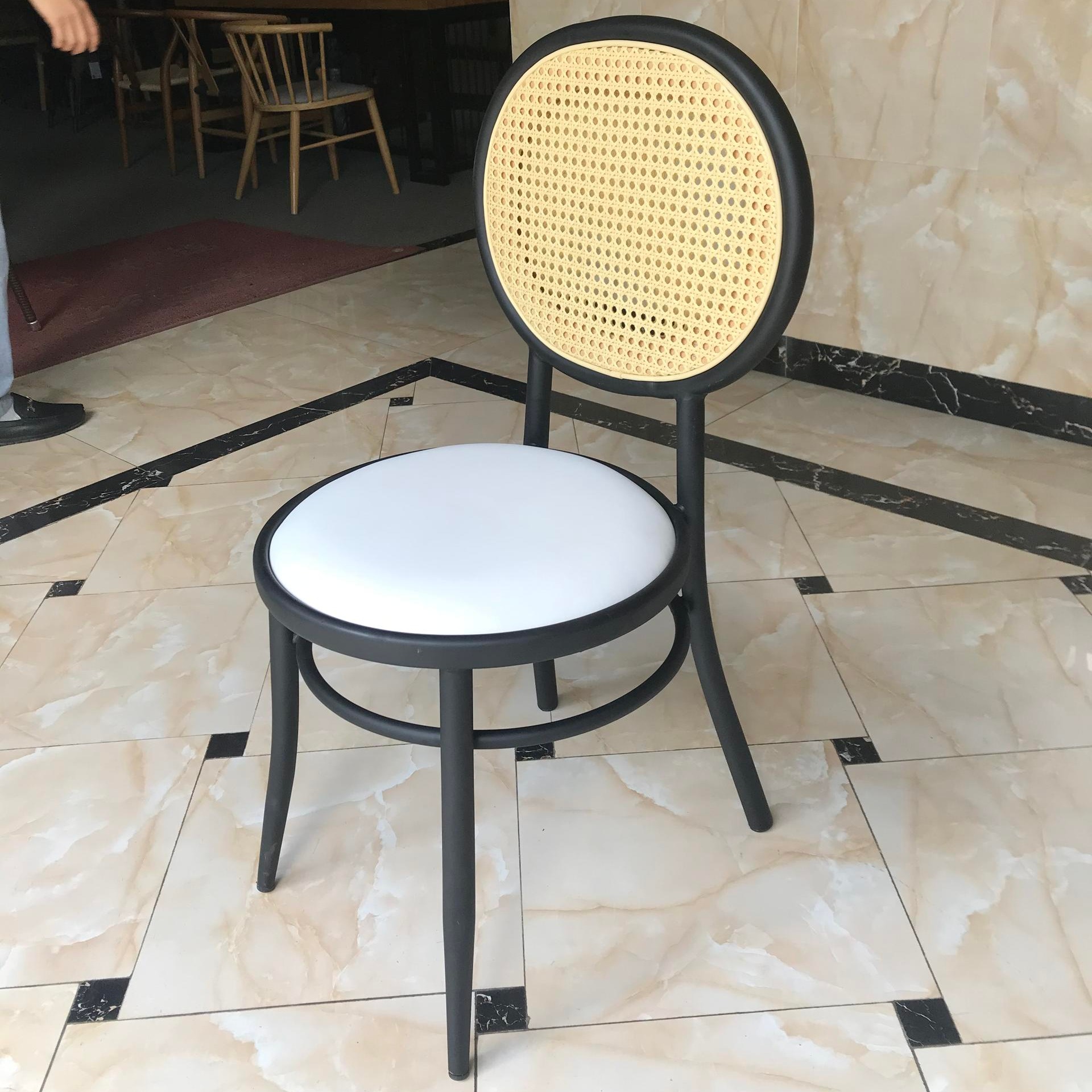 哈尔滨餐椅生产供应商     休闲饮品店椅子 木质椅  户外凳子 藤椅