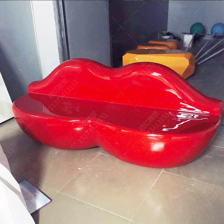 万硕  玻璃钢创意美陈座椅雕塑 红嘴唇造型休闲椅雕塑 商场乐园摆件