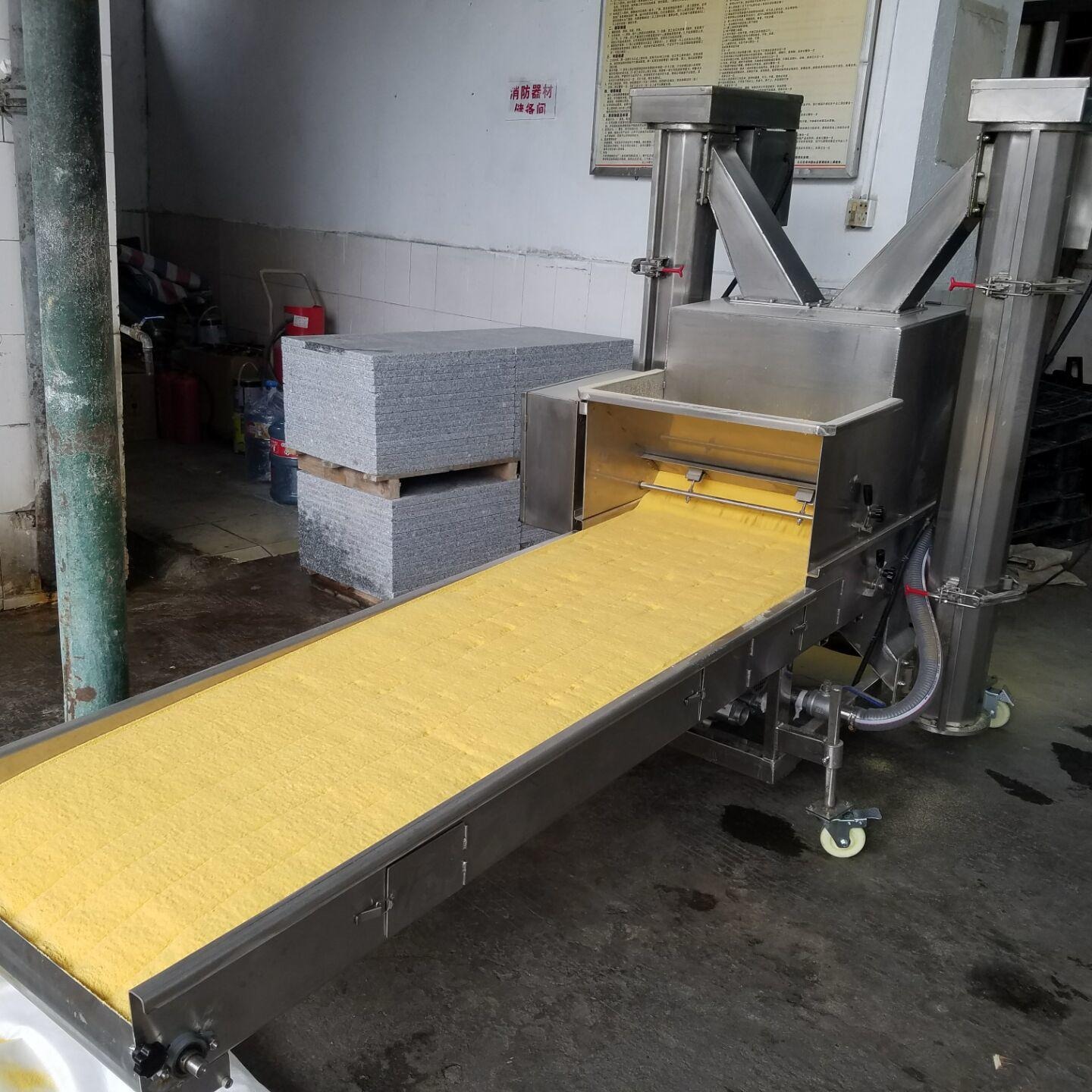 安徽春卷上糠机  春卷裹金黄色糠机器 自动上浆裹粉设备图片