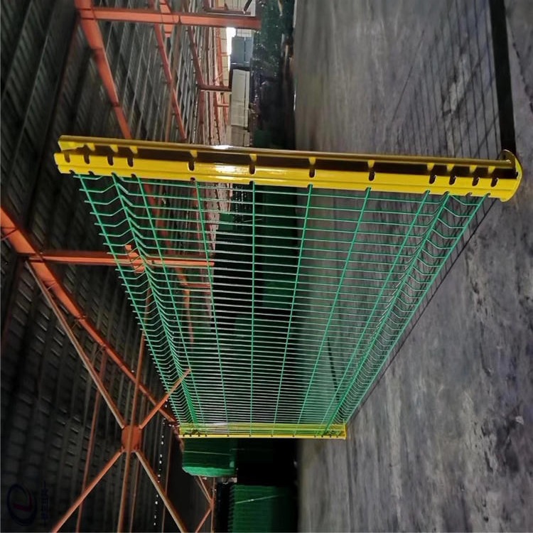 厂家供应钢丝浸塑小区防护网 工厂小区防护网 德兰桃型柱小区护栏网