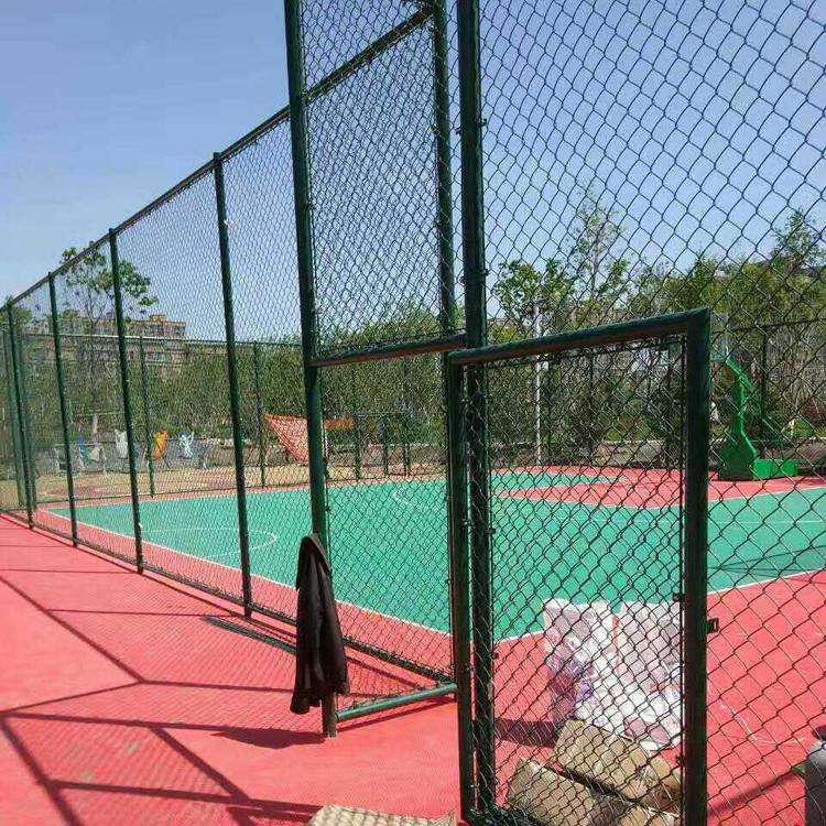 可定做篮球场围网颜色    球场勾花网样式规格   迅鹰墨绿色运动场围栏网