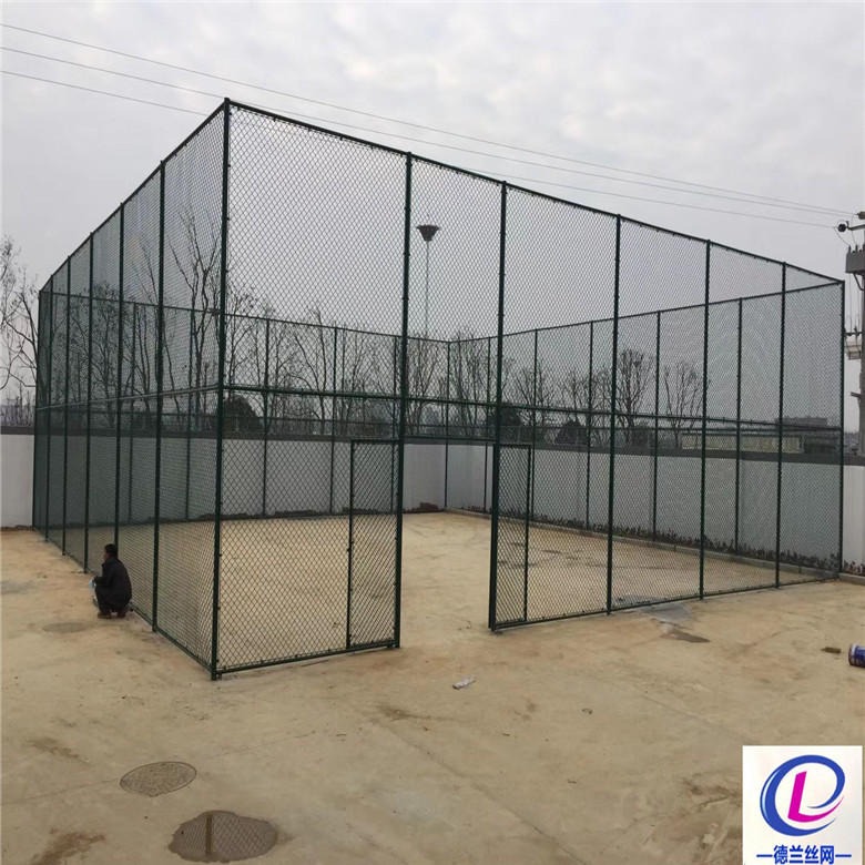 4米高篮球场护栏网 4米高足球场隔离网供应厂家 组装式体育场围网价格图片