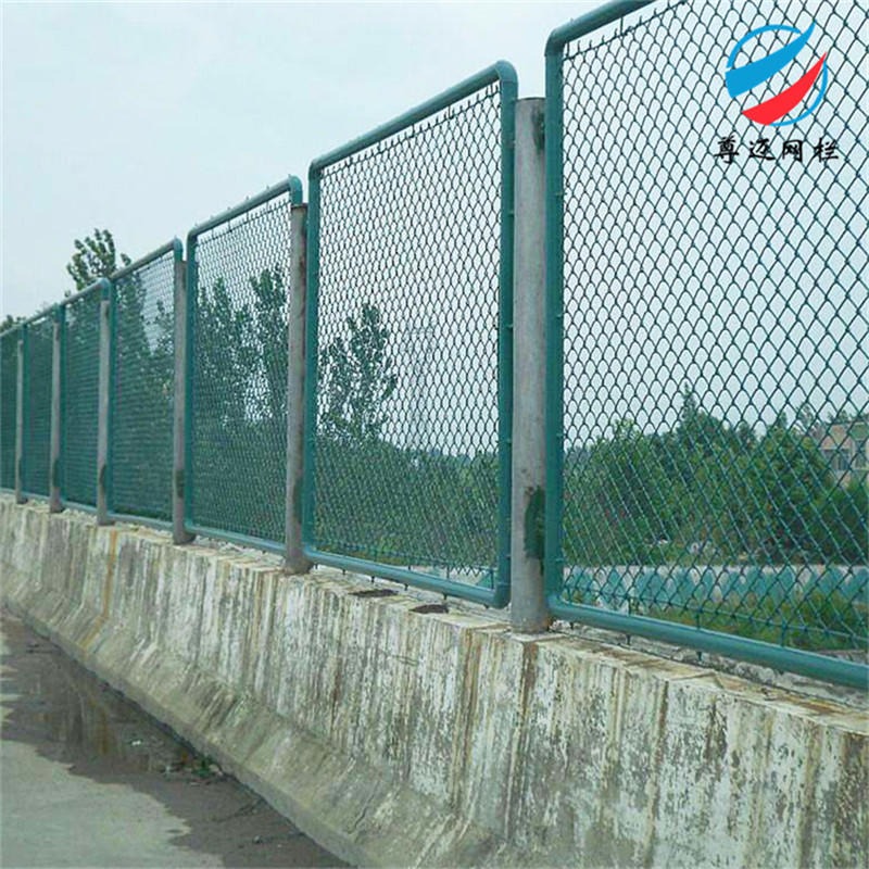 襄樊球场防攀爬护栏网 篮球场地护栏网 高尔夫防护隔离护栏厂家 尊迈围栏