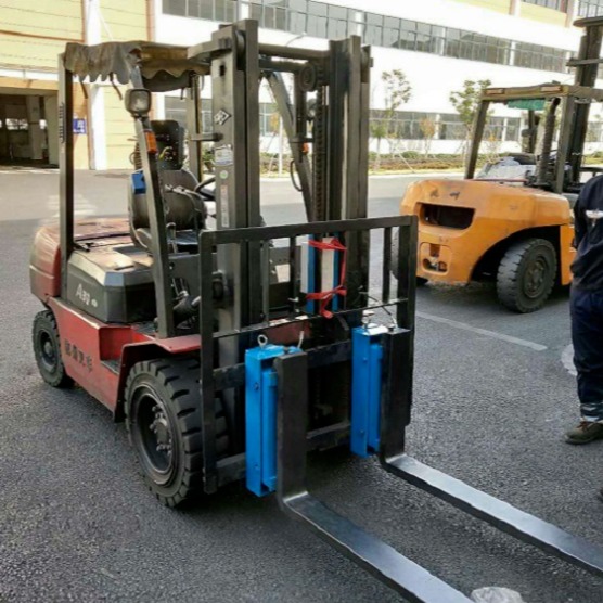 惠南柳工叉车电子秤加装无线电子称重显示  十吨叉车改装电子秤图片