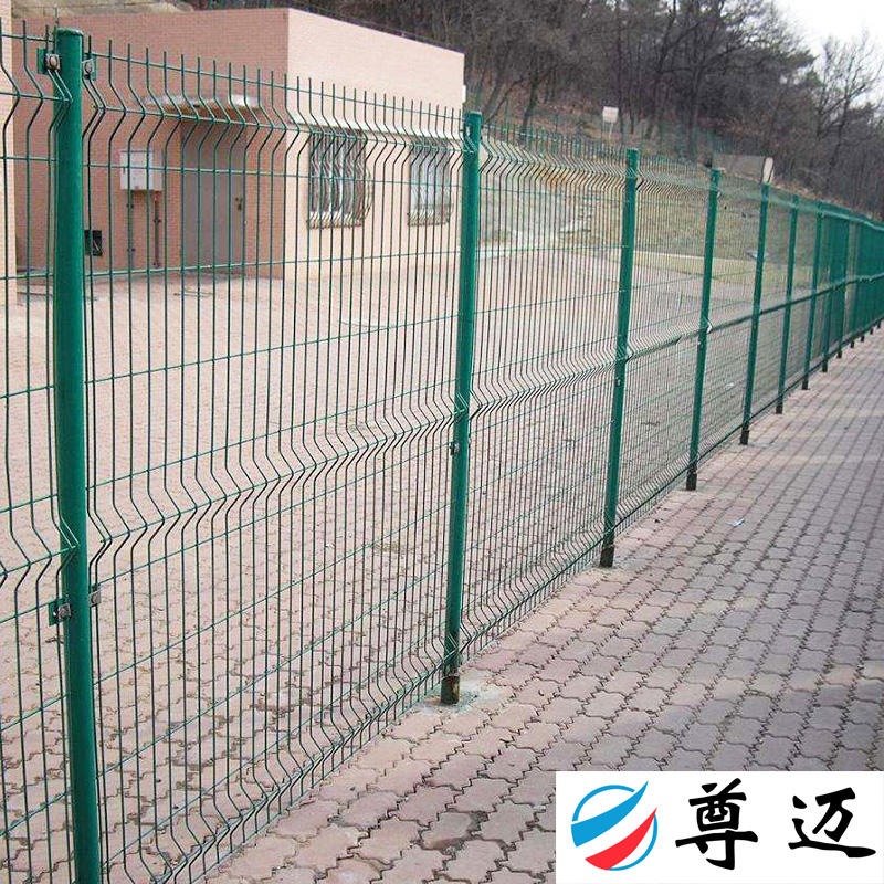 尊迈 双边护栏网 三角折弯隔离护栏网 绿色包塑铁丝网 浸塑铁丝网厂家