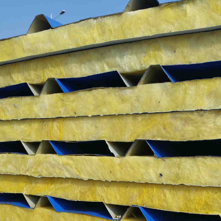 蓝色防火岩棉板辽阳厂家 屋面建筑彩钢板安装 彩钢房仓库施工
