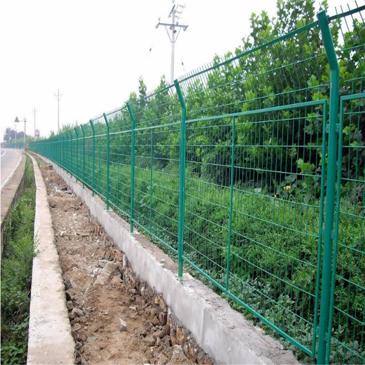 迅鹰道路护栏网   铁路双边丝隔离栅   淄博安全护栏网生产厂家