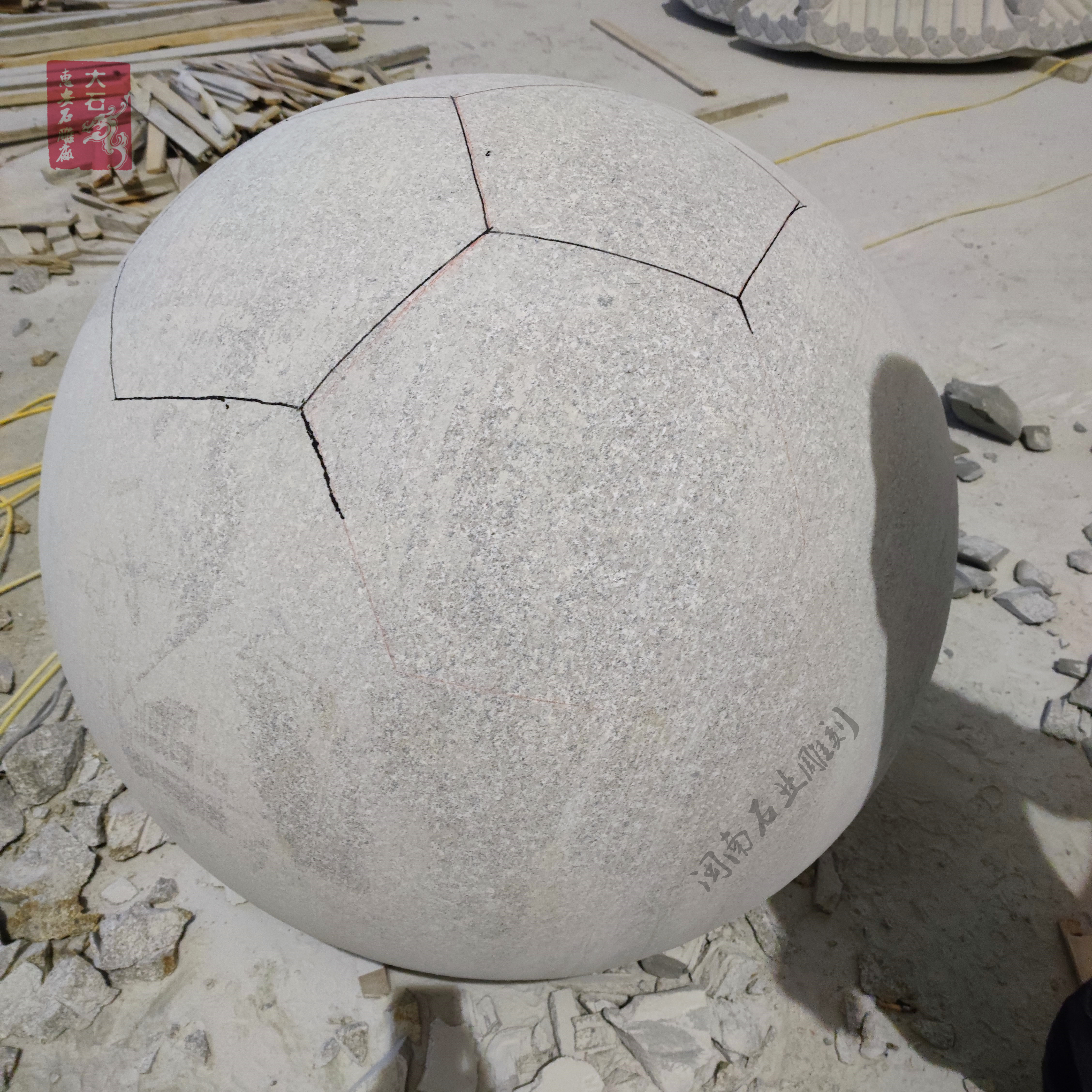 足球雕塑 校园足球石雕示例图4