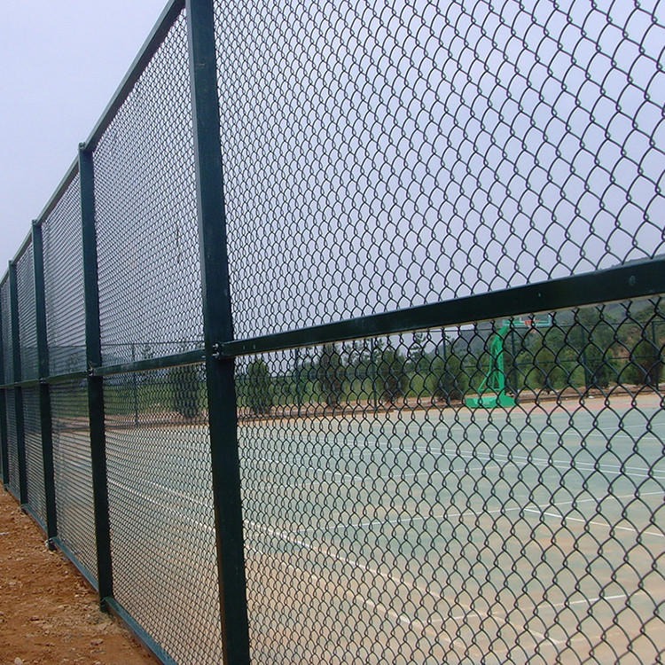 篮球场围网价格  体育场围网安装效果  迅鹰操场围栏网铺设与维护厂家