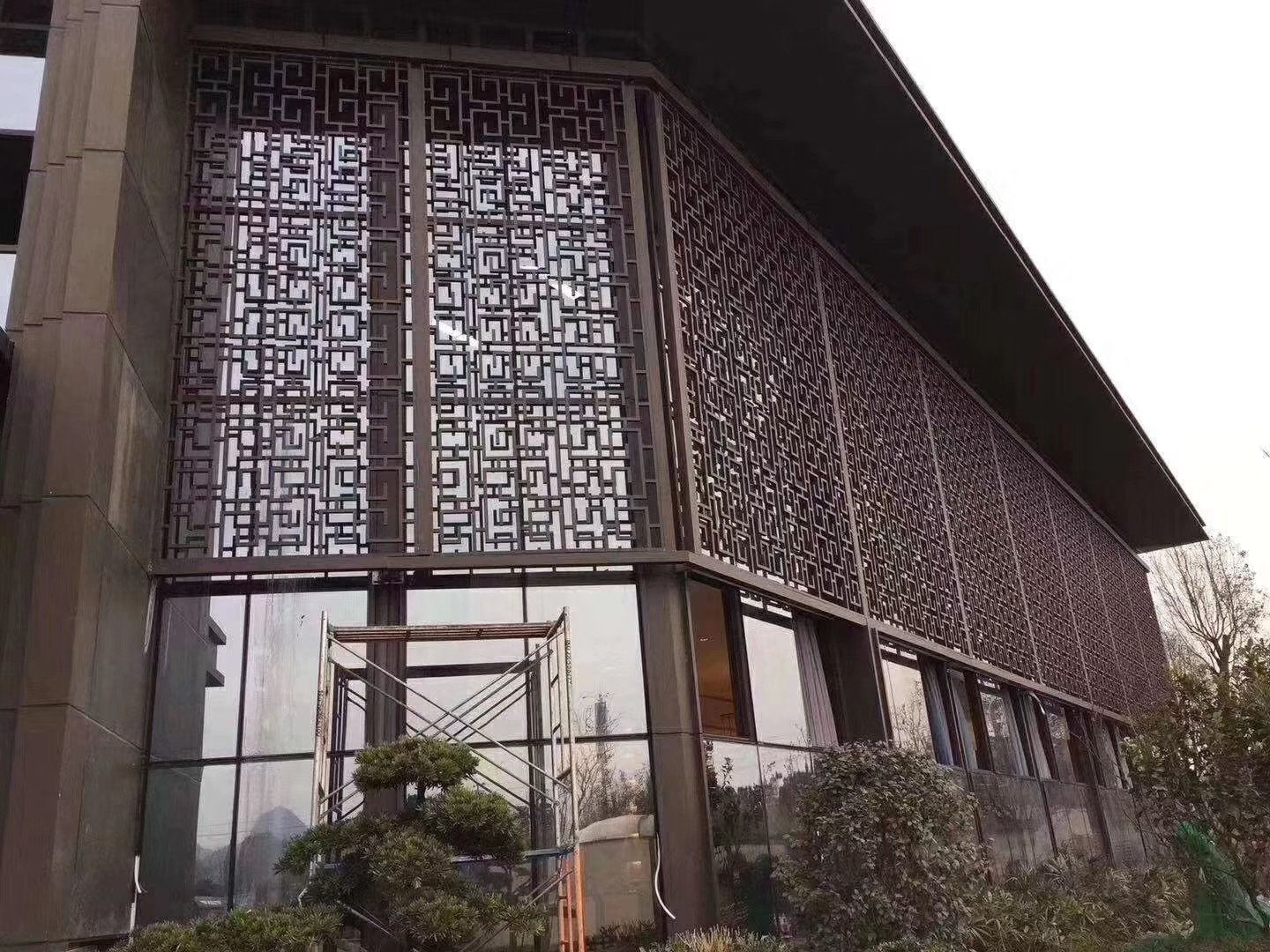 铝板雕刻隔断铝窗花酒店型材铝屏风定制 型材焊接铝窗花屏风定制图片