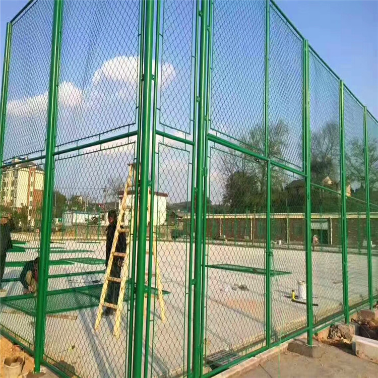 中峰销售 喷塑足球场护栏网 许毛球场护栏 护栏球场网