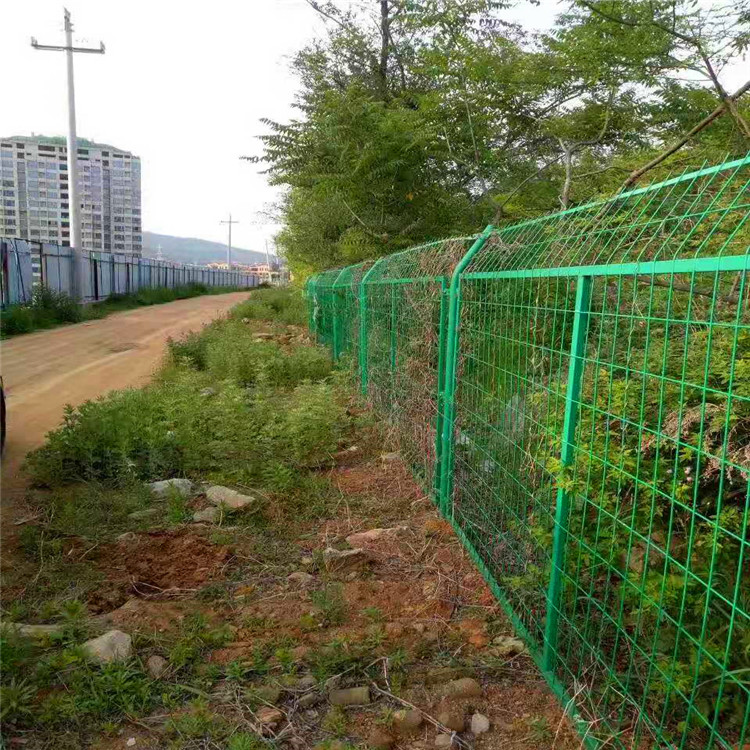 泰亿销售 高速公路护栏网 镀锌护栏网 桃型柱护栏网