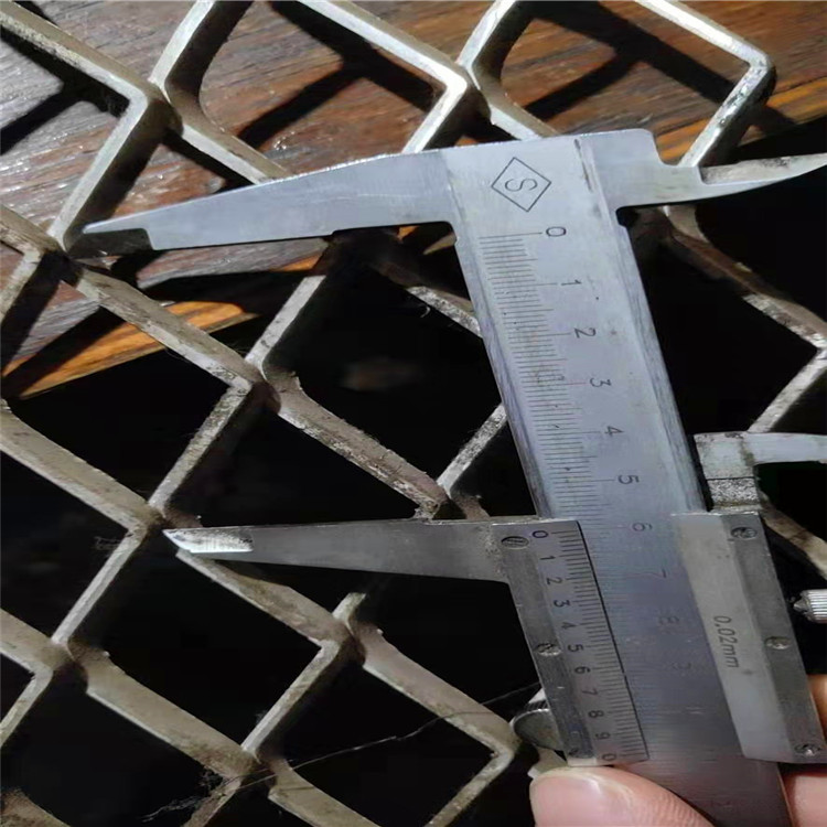 銮基供应 抹灰钢板网 菱形孔隔离防护网 基坑支护钢板网