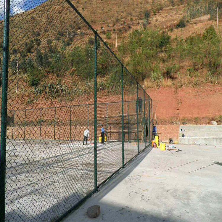 中峰销售 球场围栏护栏网 喷塑足球场护栏网 网球场护栏