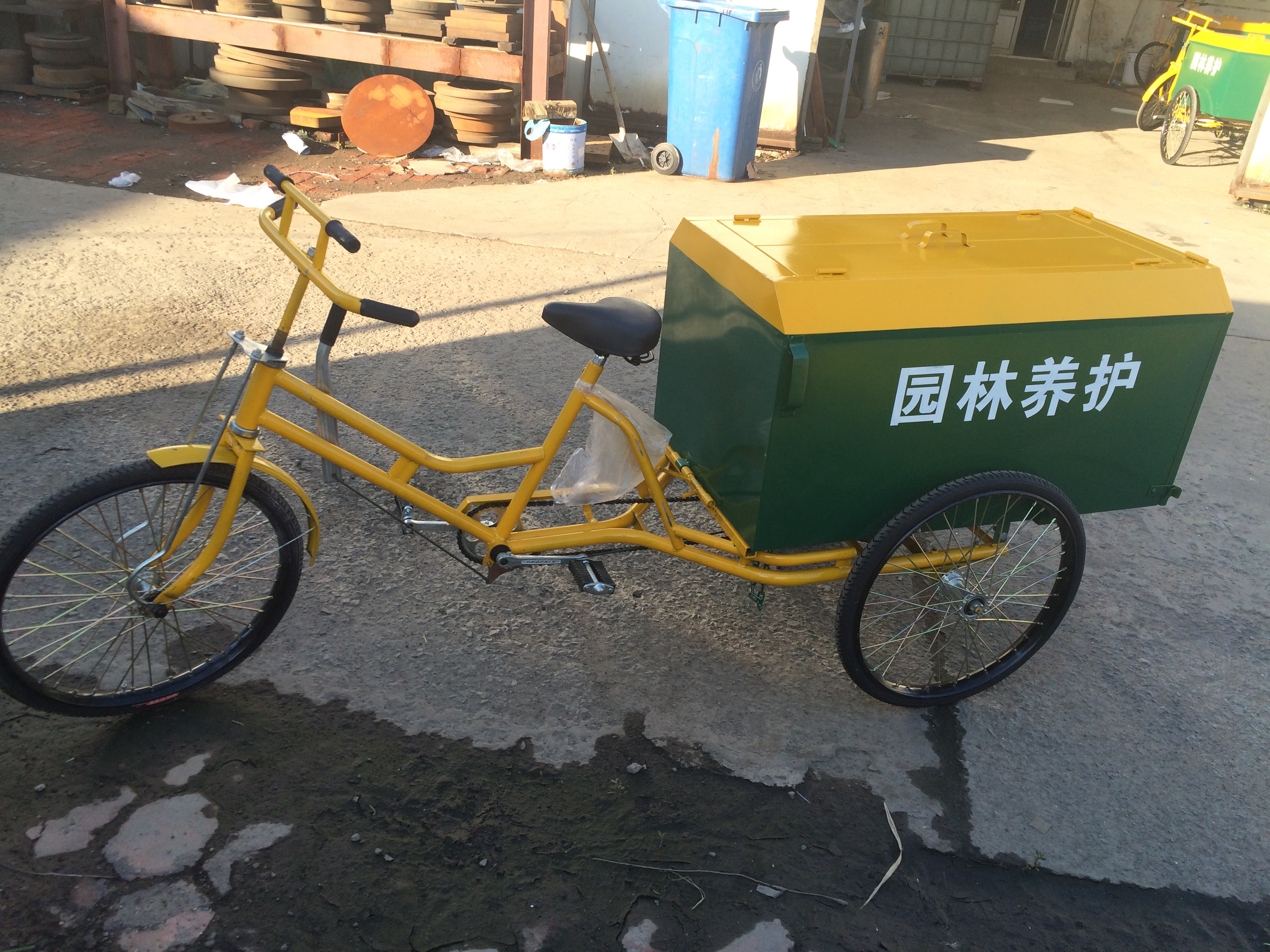 天津保洁车三轮车半自动倾卸清水管车架可根据客户要求印刷标语